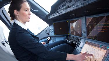 Microsoft_surface_EFB_software_A350XWB_cockpit_cropped Microsoft_surface_EFB_software_A350XWB_cockpit_cropped