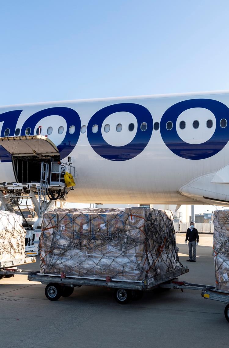 A350-1000 receives cargo in Tianjin 