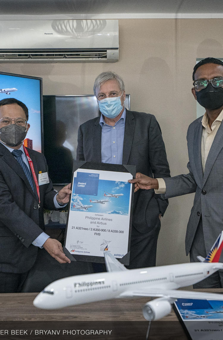 Nilo Thaddeus Rodriguez, Chief Financial Officer, Philippine Airlines (left) with Christian Scherer, Head of International and Airbus Chief Commercial Officer (centre) and Anand Stanley, President Airbus Asia-Pacific (right) Nilo Thaddeus Rodriguez, Chief Financial Officer, Philippine Airlines (left) with Christian Scherer, Head of International and Airbus Chief Commercial Officer (centre) and Anand Stanley, President Airbus Asia-Pacific (right)