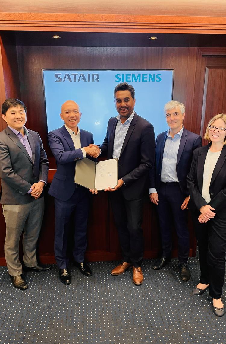 Signing ceremony of the Satair and Siemens SAS contract at AIX 2022 in Hamburg. From left to right: Toh Ming Zong, Product Manager, Satair, Lee Shu Hwee, Head of Concept Product Management, Satair Andry Rakotomanga, Director of Aerospace Operations, Sieme Signing ceremony of the Satair and Siemens SAS contract at AIX 2022 in Hamburg. From left to right: Toh Ming Zong, Product Manager, Satair, Lee Shu Hwee, Head of Concept Product Management, Satair Andry Rakotomanga, Director of Aerospace Operations, Sieme