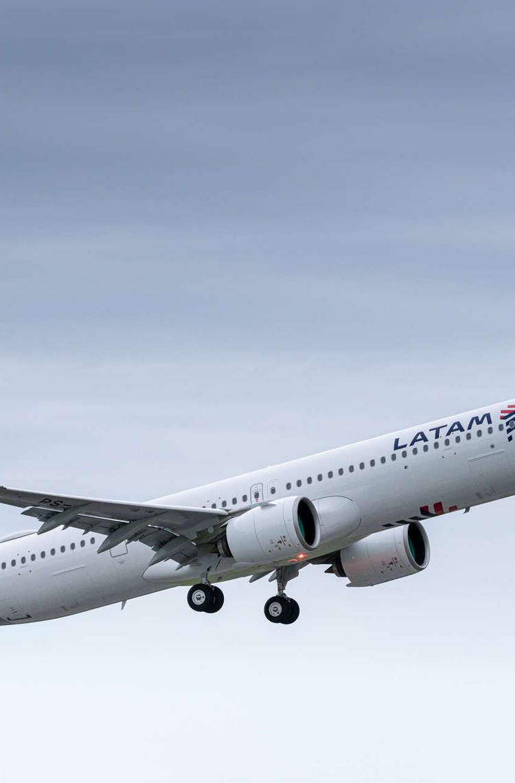 LATAM A321neo An Airbus A321neo with the LATAM livery taking off