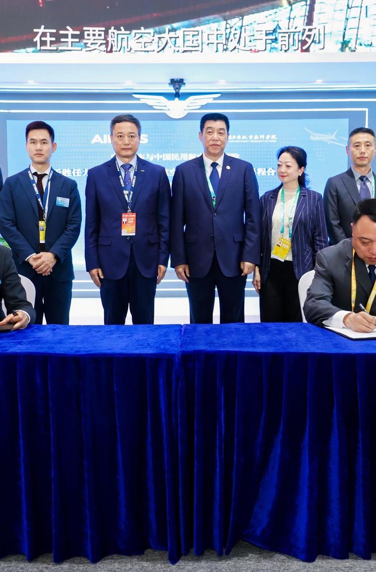 Signee from left to right: HU Yongdong, MA Jianxin, witness from left to right: XU Bin, LIU Keqiang, ZHAO Chen, George XU, GUAN Lixin，LIU Ying, ZHANG Jun, ZHANG Xuesong