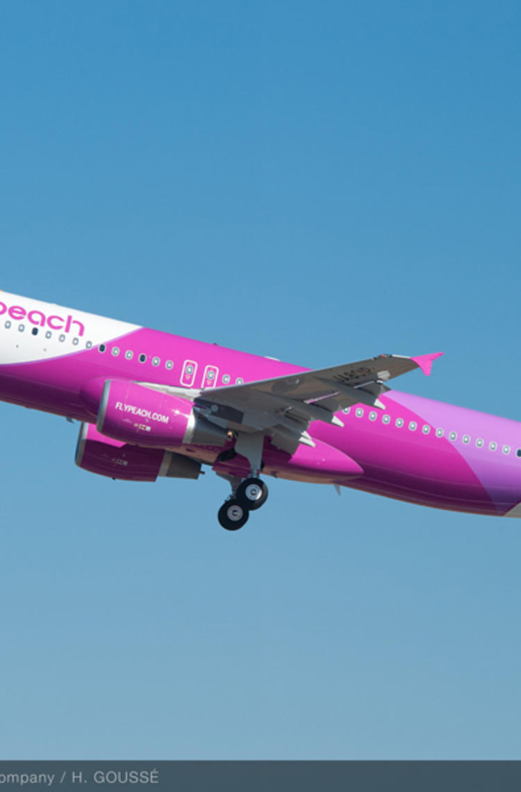 a320 peach taking off