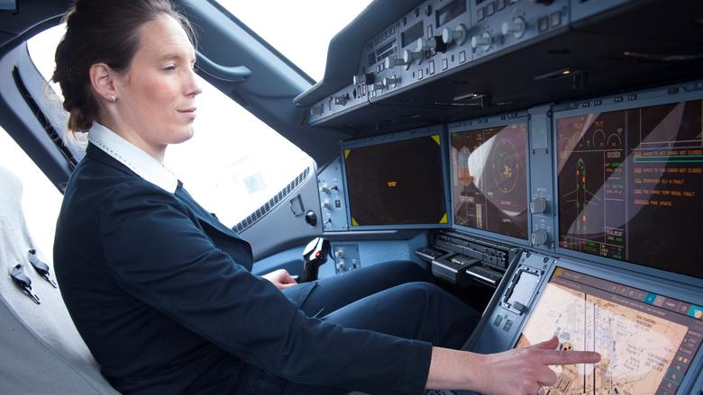 Microsoft_surface_EFB_software_A350XWB_cockpit_cropped