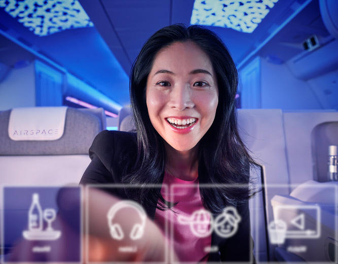 비행기에서 터치스크린을 가지고 노는 여성